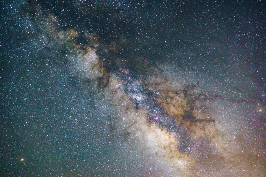 stelle e via lattea nel cielo notturno